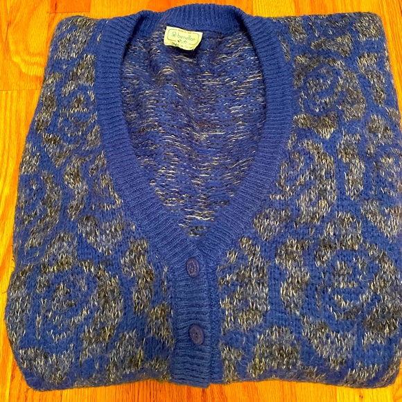 Classic/retro, Benetton, cardigan sweater! It's in perfect condition